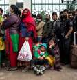 Pessoas esperando ônibus para deixar Katmandu, no Nepal, em 29 de abril  Foto: Danish Siddiqui / Reuters