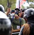 Manifestante usou máscara para se proteger do gás lançado pela Polícia Militar  Foto: Agência Paraná