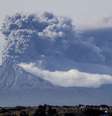 Coluna de cinza surge do vulcão Calbuco, próximo da cidade de Puerto Varas, Chile, em 30 de abril  Foto: David Cortes Serey/ Agencia Uno / AP