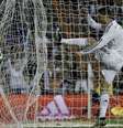 Cristiano Ronaldo teve gol "roubado" por Arbeloa e chutou a bola já dentro da meta  Foto: Gonzalo Arroyo Moreno / Getty Images
