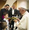 O equipamento representa a tecnologia colocada a serviço do homem, disse o comunicado dos alunos  Foto: Osservatore Romano  / Reuters