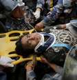 Pemba Lama, de 15 anos, é levado a uma ambulância após ser resgatado de escombros cinco dias depois do terremoto que atingiu Katmandu  Foto: Adnan Abidi / Reuters