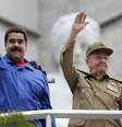 Com seu uniforme de general, Raúl Castro, com Maduro a seu lado, saudou milhares de pessoas que marcharam diante de uma tribuna na Praça da Revolução  Foto: Enrique De La Osa / Reuters