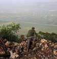 Combatente rebelde monitora o progresso dos confrontos da região de Jabal al-Akrad, na província de Latakia, noroeste da Síria, na quarta-feira. 29/04/2015  Foto: Khalil Ashawi / Reuters