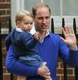 William e George entrando no hospital St Mary's  Foto: Suzanne Plunkett / Reuters