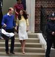 Kate teve alta com a bebê no final da tarde deste sábado, em Londres  Foto: AFP