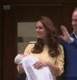 Kate e William deixaram o hospital com a princesa recém-nascida no colo da duquesa, neste sábado  Foto: New York Post / Reprodução