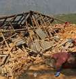 Mulher chora em frente à sua casa destruída (Foto: AP)  Foto: BBC Mundo / Copyright