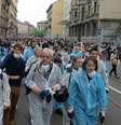 Italianos marcharam, neste domingo, a favor de Milão e contra os protestos da última sexta-feira  Foto: Michela Nana / AP