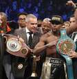 Mayweather com o cinturão: vitória contestada  Foto: John Gurzinski / AFP