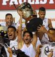 O Santos venceu o Palmeiras por 4 a 2 nos pênaltis, depois de triunfar por 2 a 1 no tempo normal, e conquistou o Campeonato Paulista de 2015  Foto: Paulo Whitaker / Reuters