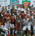 Jogadores do Internacional vibram com taça do Campeonato Gaúcho  Foto: Gustavo Granata/Agif / Gazeta Press