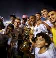 Santos coroou a sua sétima final de Campeonato Paulista consecutiva com a taça  Foto: Paulo Whitaker / Reuters