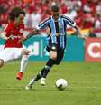 Valdívia acompanha Luan no campo de defesa colorado  Foto: Lucas Uebel / Grêmio FBPA / Divulgação