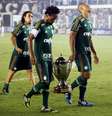 Palmeiras levou a taça de vice-campeão paulista de 2015  Foto: Paulo Whitaker / Reuters
