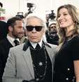 A brasileira, que se aposentou das passarelas no último SPFW, posa ao lado de Karl Lagerfeld  Foto: AP