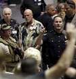 Policiais conversam com testemunhas após tiroteio deixar dois mortos   Foto: Mike Stone / Reuters