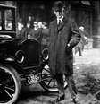 Henry Ford com o famoso modelo T, que revolucionou a indústria automotiva no começo do século XX  Foto: Getty Images