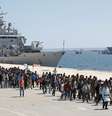 Imigrantes desembarcam do navio da Marinha italiana Vega, no porto siciliano de Augusta, sul da Itália  Foto: Antonio Parrinello / Reuters