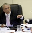 Líder do governo na Câmara, deputado José Guimarães (direita) ao lado do vice-presidente Michel Temer durante reunião em Brasília  Foto: Reuters