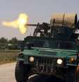 Policial dispara de veículo blindado durante batalha com insurgentes do Taliban em Kunduz. 03/05/2015  Foto: Stringer / Reuters