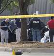 Investigadores da polícia e do FBI fazem buscas na área em torno do carro usado por atiradores que dispararam durante exposição em Garland, no Texas. 04/05/2015  Foto: Laura Buckman / Reuters