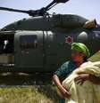 Mulher carregando seu filho após ser resgatada por helicóptero no distrito de Sindhupalchok.  03/05/2015  Foto: Navesh Chitrakar / Reuters