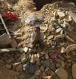 Vítima do terremoto sentado nos destroços de uma casa no vilarejo de Sindhupalchowk  Foto: Adnan Abidi / Reuters