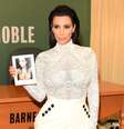 Kim Kardashian deixa o sutiã em casa para lançar livro de selfies  Foto: Getty Images