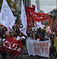 Professores da rede de ensino do Paraná participam de caminhada pelas ruas de Curitiba  Foto: Wilson Dias / Agência Brasil