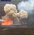 Lava, pedras e gás voando nos ares do Havaí após a explosão do vulcão Kilauea   Foto: Observatorio de Volcanes del USGS en Hawai / AP