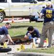 Investigadores coletam evidências no local onde dois homens foram mortos pela polícia em Garland, no Texas  Foto: Laura Buckman / Reuters