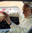 Papa Francisco acena após visita pastoral em Ostia, perto de Roma, na Itália, no fim de semana. 03/05/2015  Foto: Giampiero Sposito / Reuters