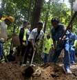 Equipe de resgate inspeciona uma cova em um suposto acampamento de tráfico humano abandonado na Tailândia  Foto: Surapan Boonthanom / Reuters