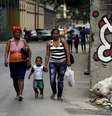 Cubanos caminham próximo a um grafite em Havana, em 11 de abril  Foto: Enrique de la Osa / Reuters
