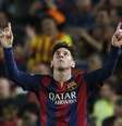 Messi agradece após decidir o clássico diante do Bayern de Munique. Barcelona está mais perto da final  Foto: Albert Gea / Reuters