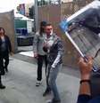 Adam Levine se afastou do agressor, que logo foi pego pelos seguranças do cantor e da emissora  Foto: The Grosby Group