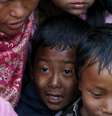 Crianças  aguardam distribuição de comida em Katmandu  Foto: Olivia Harris / Reuters