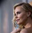 Atriz Charlize Theron em Hollywood. 7/5/2015  Foto: Mario Anzuoni / Reuters