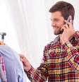 Antes de dizer que o cara mais erra do que acerta no quesito moda, você precisa primeiro analisar se ele estaria disposto a atualizar o guarda-roupa para te agradar   Foto: Shutterstock 
