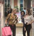 A eterna Rainha dos Baixinhos fez questão de atender seus "ex" e atuais baixinhos que estavam no shopping center  Foto: Wallace Barbosa / AgNews
