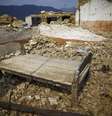 Cama em meio a destroços após terremoto perto de Lalitpur, no Nepal  Foto: Navesh Chitrakar / Reuters