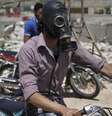 Homem usa máscara protetora depois de um suposto ataque com gás cloro na aldeia de Kansafra, na região de Idlib, na Síria, em 07 de maio de 2015  Foto: Abed Kontar / Reuters