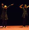  Akram Khan e o espanhol Israel Galván em cena no espetáculo apresentado em São Paulo, na abertura do Festival O Boticário na Dança  Foto: Mario Miranda Filho/ Festival O Boticário na Dança / Divulgação