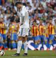 Cristiano Ronaldo se entristece após gols do Valencia  Foto: Paul Hanna / Reuters