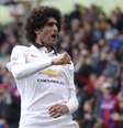 Marouane Fellaini marcou de cabeça e deu a vitória ao Manchester United fora de casa  Foto: Tony O'Brien / Reuters