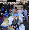Passageiros aguardam em um terminal de ônibus das Filipinas para deixar áreas de risco antes da chegada do tufão Noul  Foto: Romeo Ranoco / Reuters