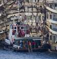 O navio Costa Concordia, naufragado ao largo da costa da ilha de Giglio, em foto tirada em fevereiro de 2014  Foto: Andrew Medichini / AP