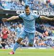 Aguero fez a festa da torcida ao marcar três gols  Foto: Jon Super / AP