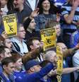 Torcida do Chelsea provoca Gerrard fazendo referência ao escorregão do veterano na derrota ocorrida na última temporada; a partir da falha do meio-campista, o time londrino venceu o duelo por 2 a 0, e o Liverpool viu o Manchester City deslanchar rumo ao título do Inglês 2013/14  Foto: Carl Recine / Reuters
